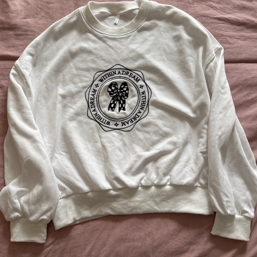 Coturist White embroidered pullover